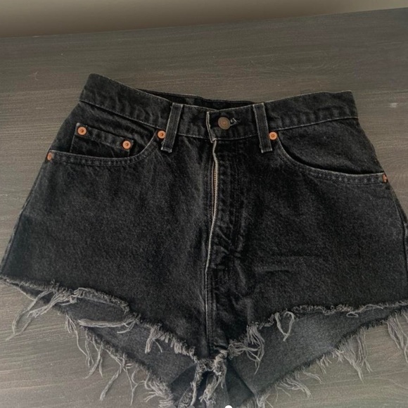 VINTAGE BLACK LEVIS SHORTS - Picture 4 of 4